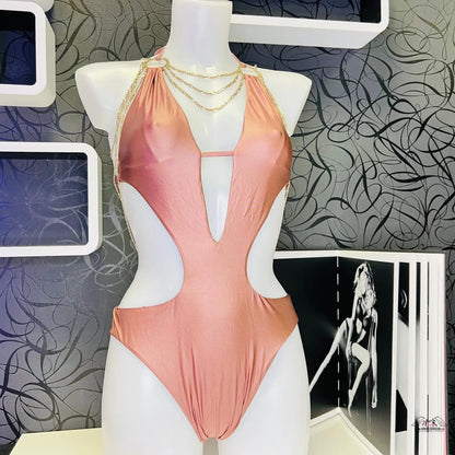 Broskvový monokini s výřezy a zlatým řetězem na manekýně mezi plavkami Kiona