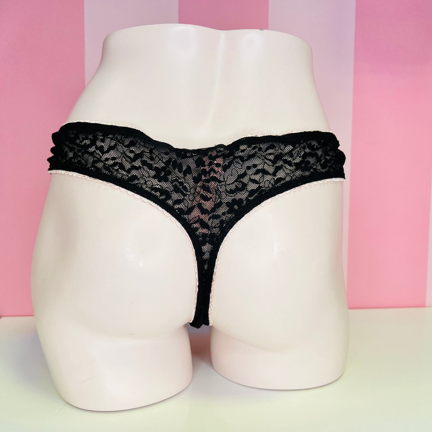 Krajkové kalhotky - XL / Černá / Nové se štítky - Tanga Victoria’s Secret