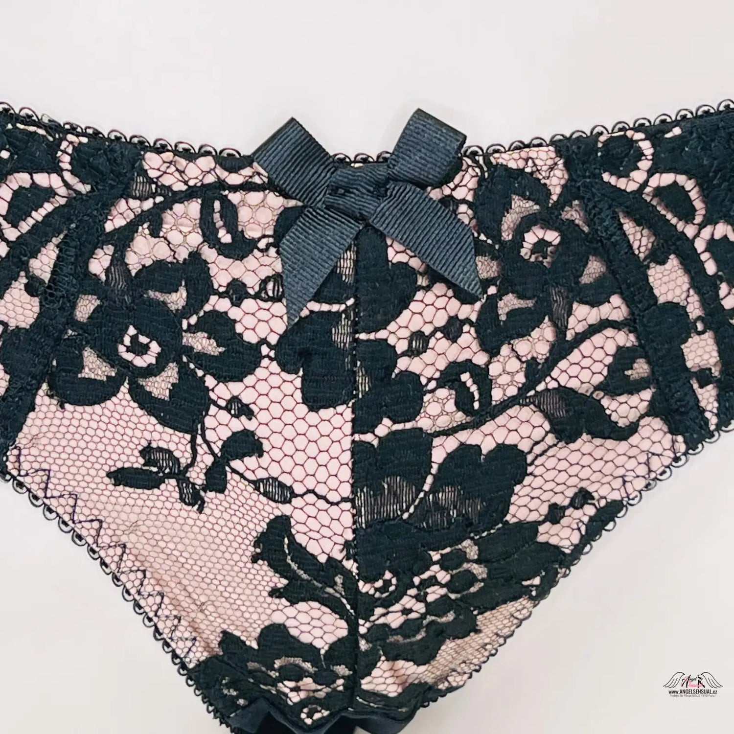 Černá krajková tanga a růžové thong s mašlí od Agent Provocateur Lákavá elegance