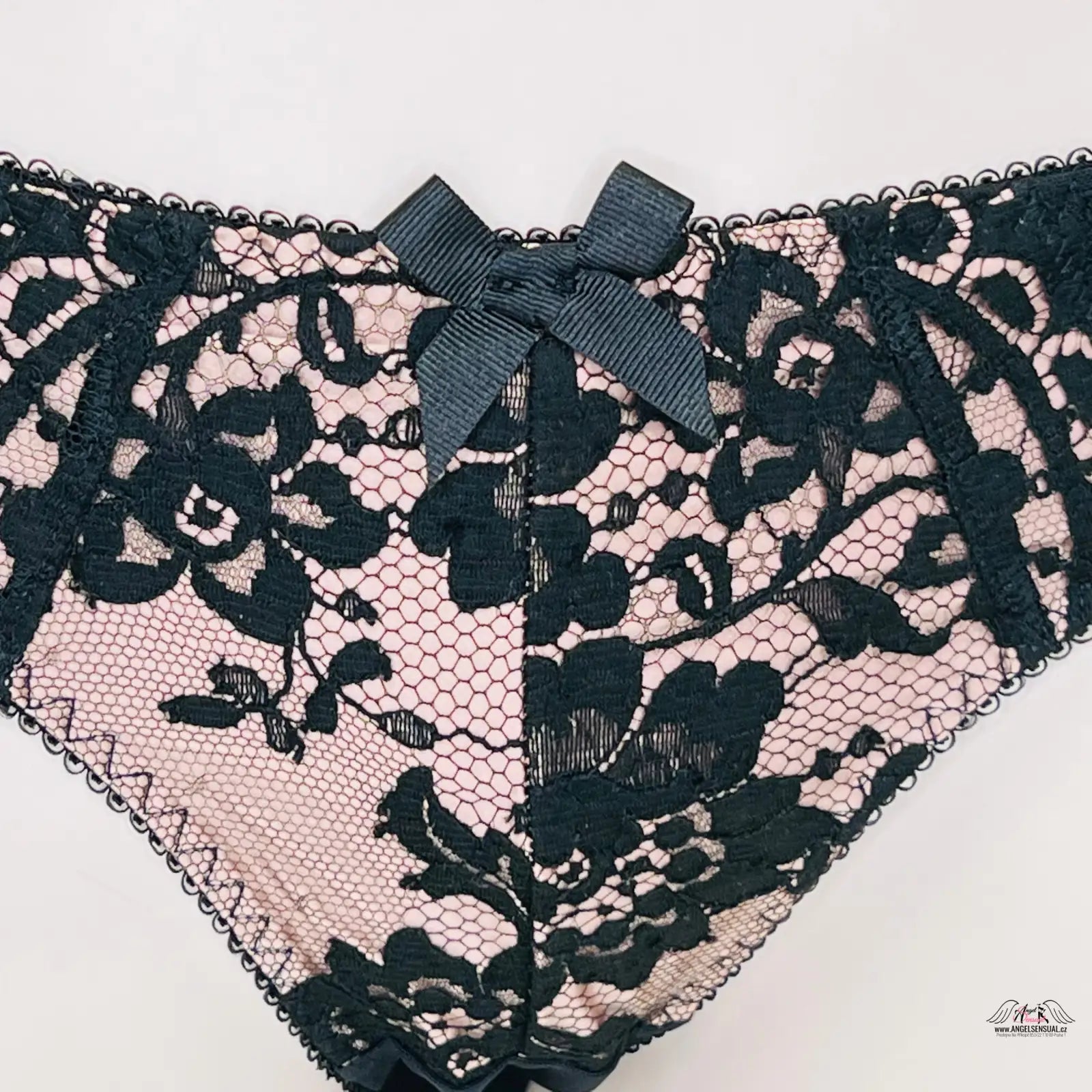 Černá krajková tanga a růžové thong s mašlí od Agent Provocateur Lákavá elegance