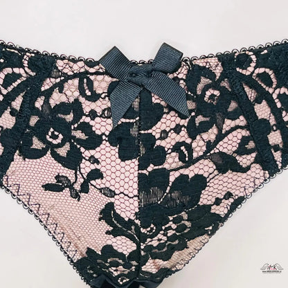 Černá krajková tanga a růžové thong s mašlí od Agent Provocateur Lákavá elegance