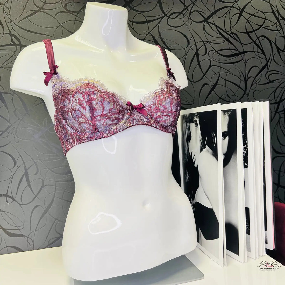 Krajková podprsenka Latuta v purpurové barvě pro elegantní ženy