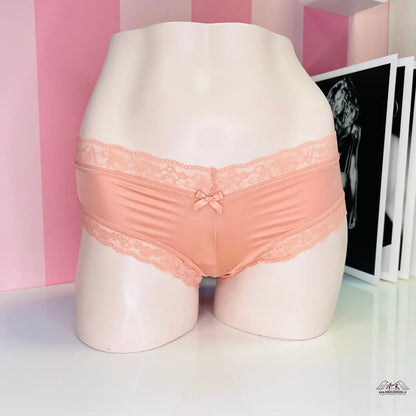 Pale pink krajkové dámské spodní prádlo na manekýně v elegantním designu