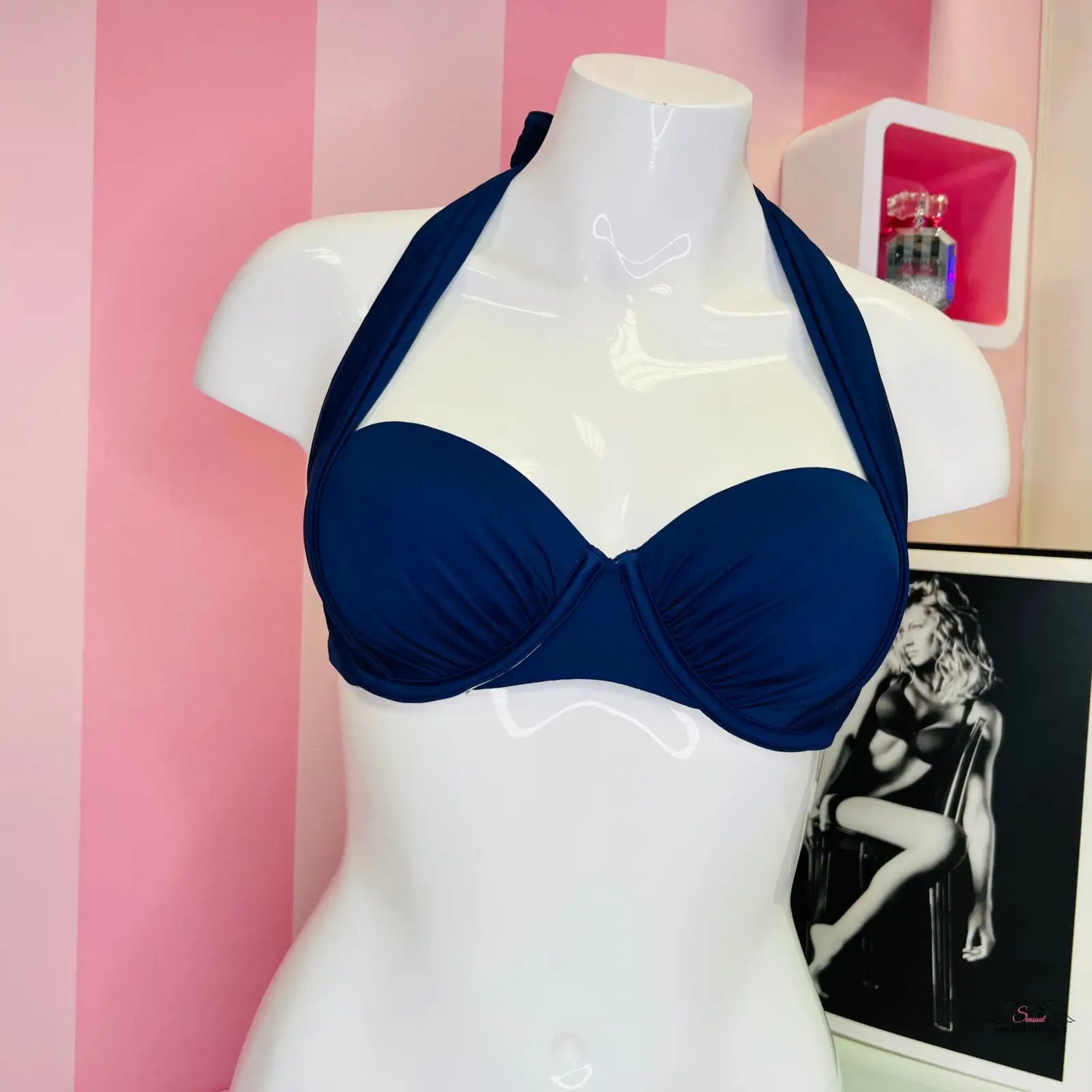 Námořnický modrý halter bikiny top na bílém manekýnu v Letní Elegance