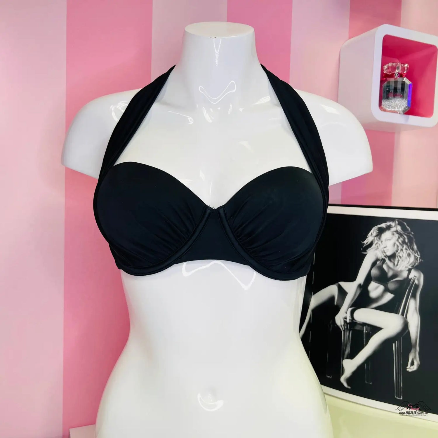 Černý halter-bikini top na bílém manekýně v letní kolekci Elegance