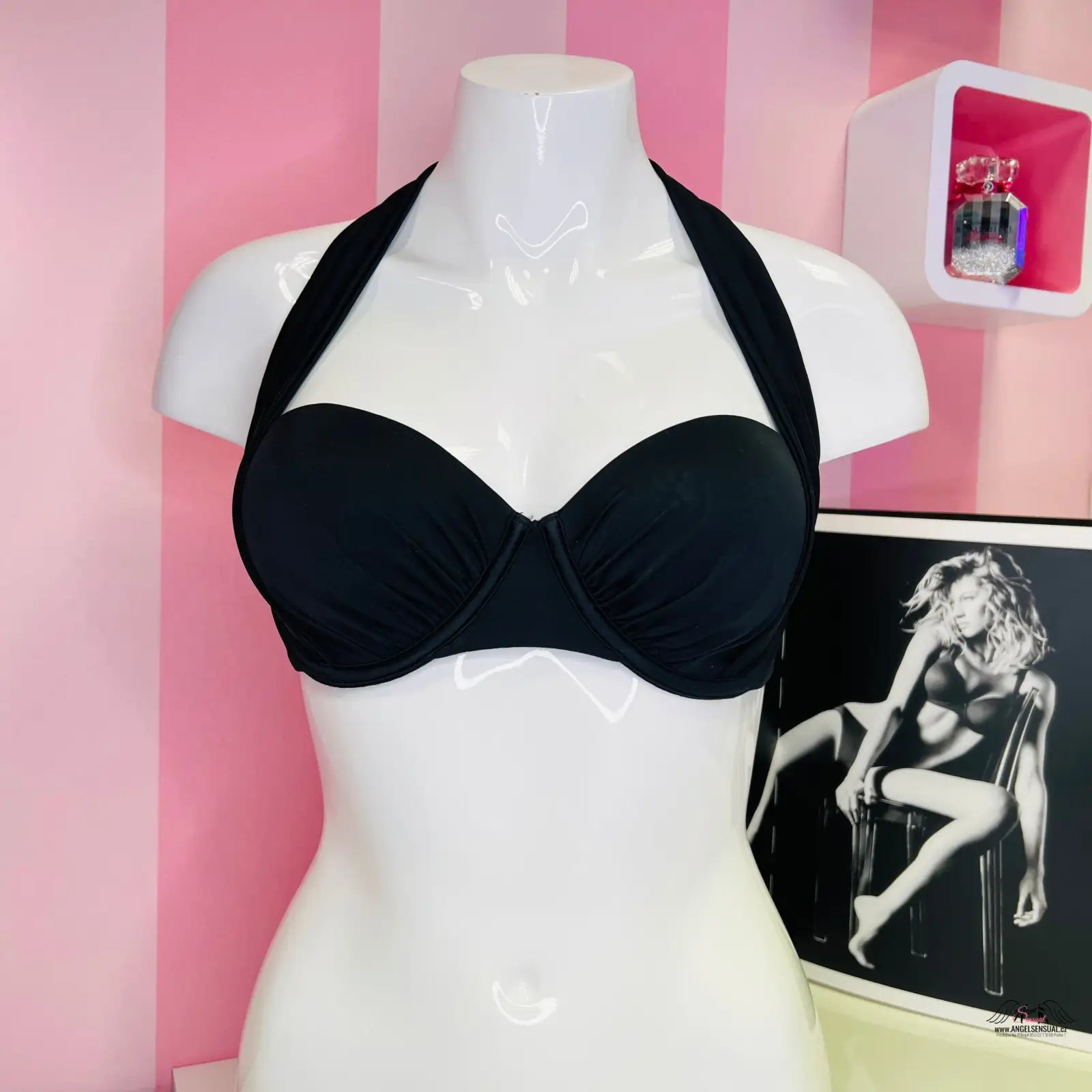 Černý halter-bikini top na bílém manekýně v letní kolekci Elegance