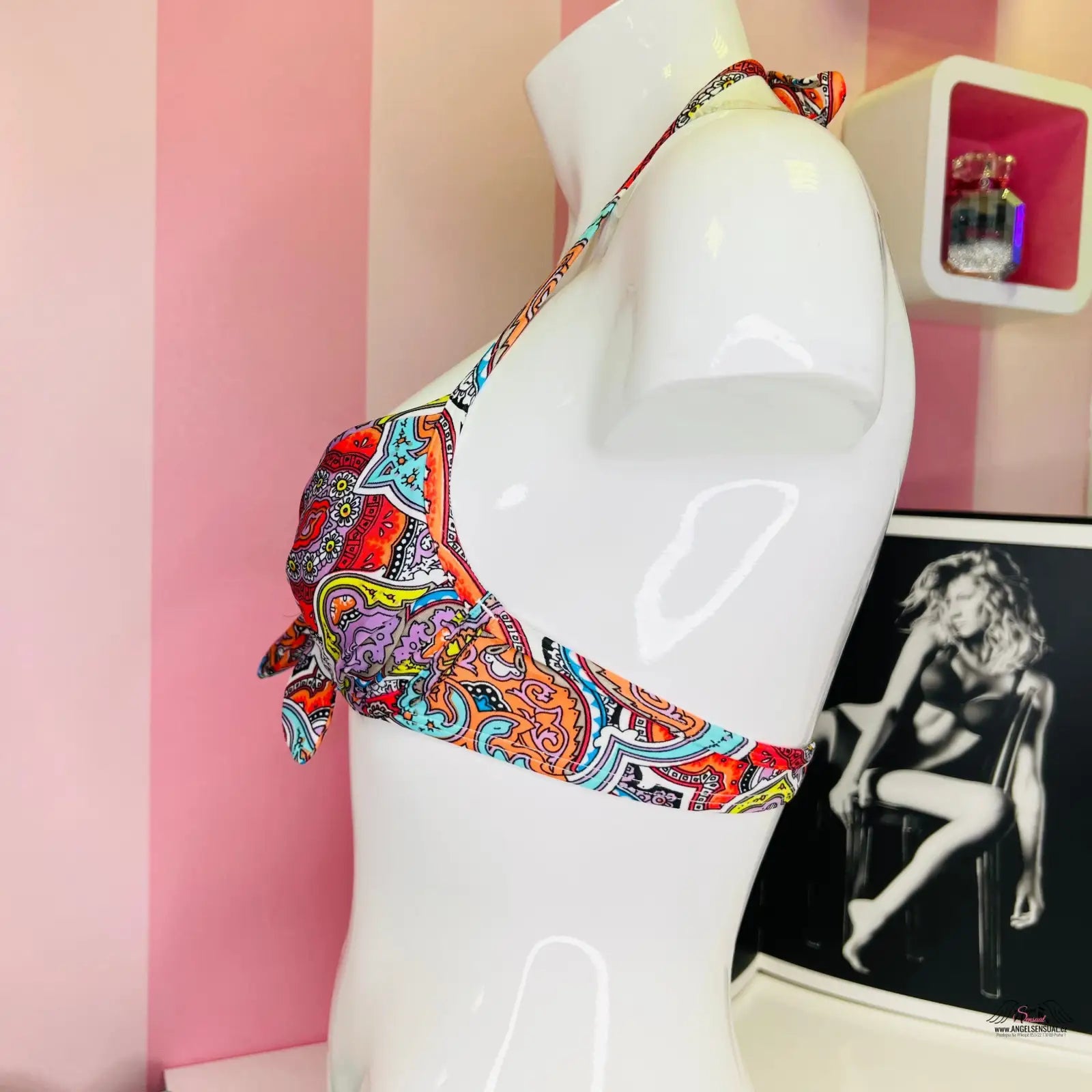 Pestrobarevný paisley vzor bikinového topu na bílém manekýnu