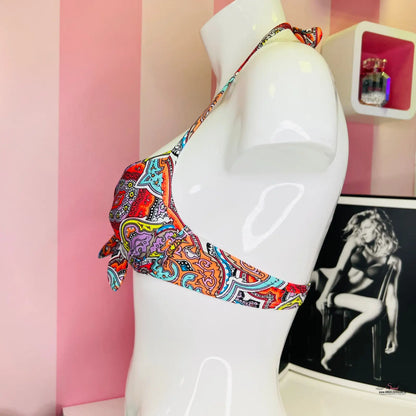 Pestrobarevný paisley vzor bikinového topu na bílém manekýnu