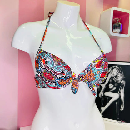 Barevný paisley-print halter bikiny top na bílém manekýnu v Letní Elegance