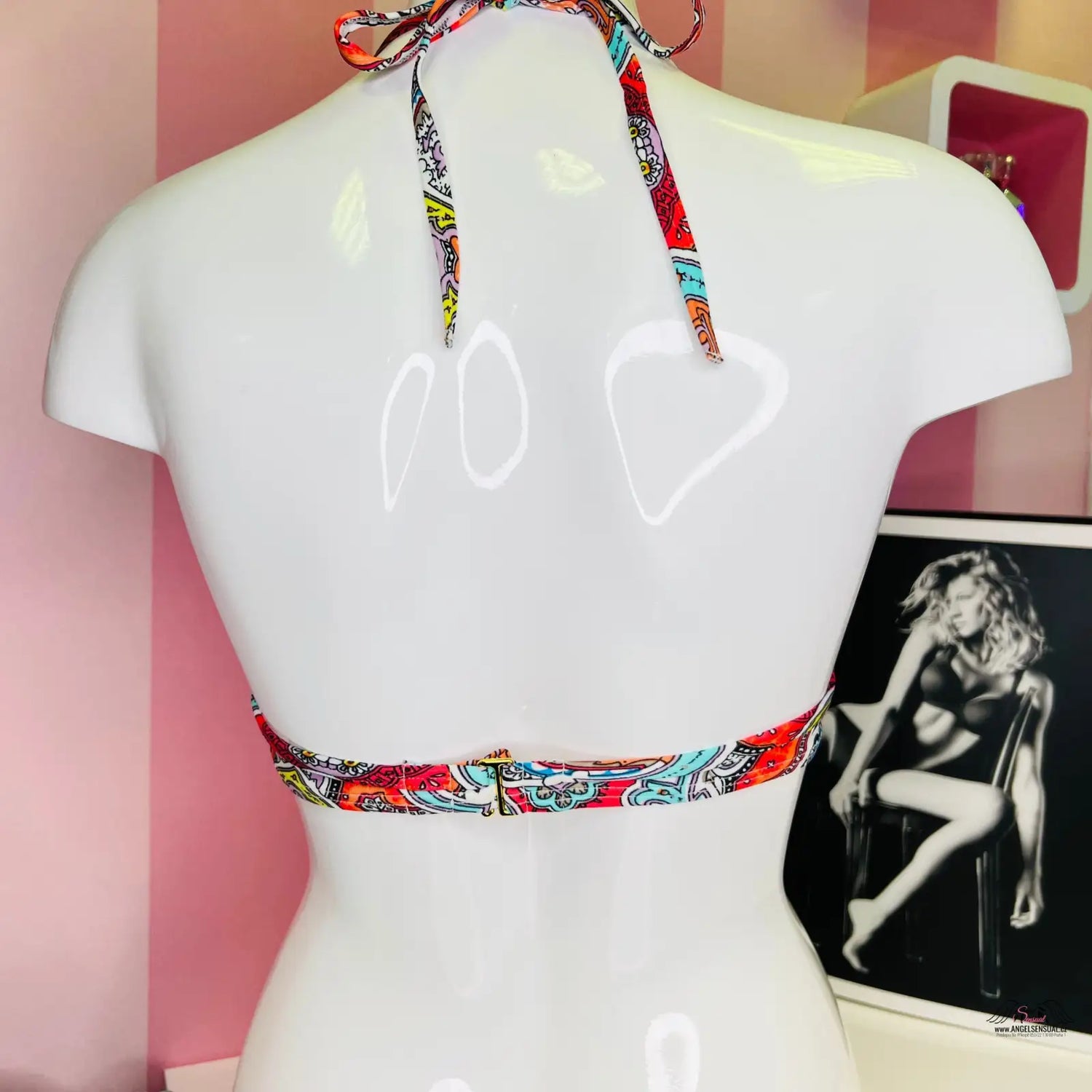 Bílá manekýnská torzo v pestrobarevném krémovém bikinovém modelu Letní Elegance