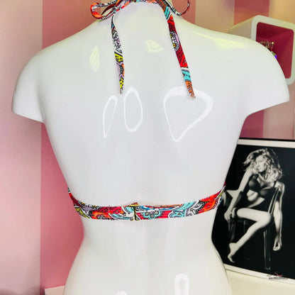 Bílá manekýnská torzo v pestrobarevném krémovém bikinovém modelu Letní Elegance