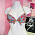 Barevný paisley vzorovaný halter bikinový top na bílém manekýnu