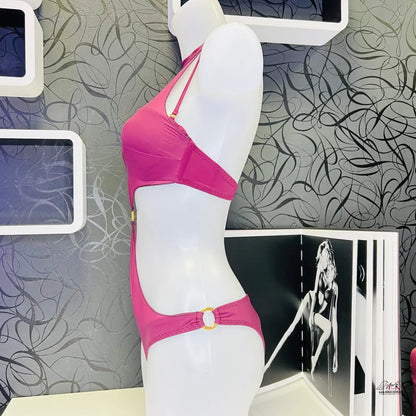Růžový bikini na bílém manekýnu z kolekce Letní Elegance