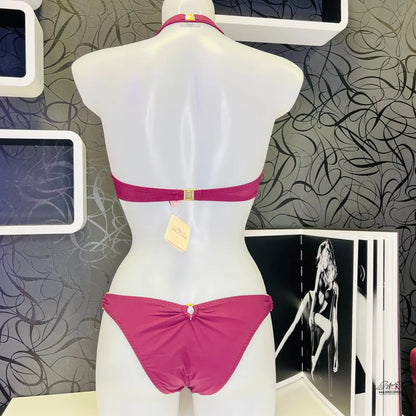 Růžové bikiny na bílém manekýnu, součást Letní Elegance: Samantha v plavkách