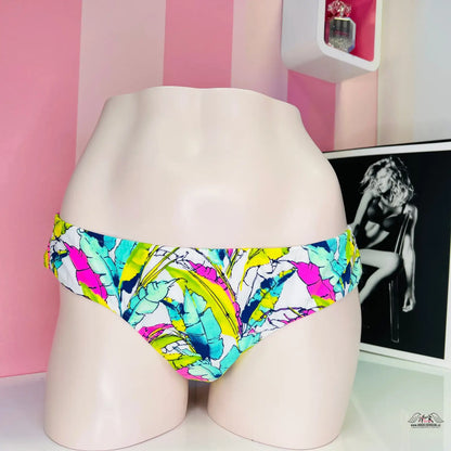 Barevné bikiny s abstraktními geometrickými vzory v růžové, žluté, modré a bílé