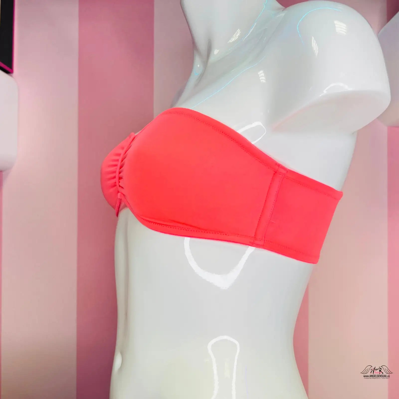 Manekýn v růžovém bikinách s červeným páskem, produkt Letní Zář