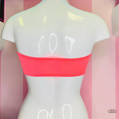 Muž v růžovém topu a bílý mannequin s plavkami Letní Zář