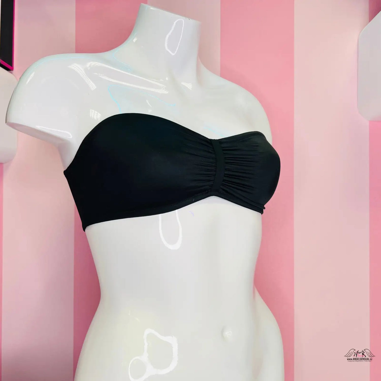 Manekýn v černém bikinách s bílým topem u produktu Letní Zář