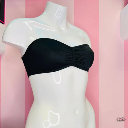 Manekýn v černém bikinách s bílým topem u produktu Letní Zář