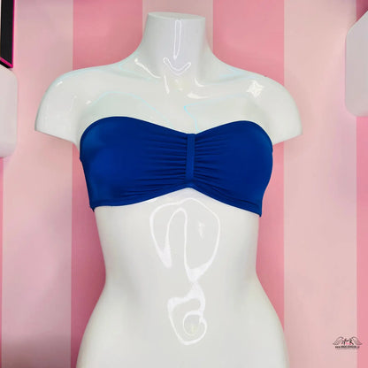 Manekýn v modrém bandeau topu u produktu Letní Zář: Oslňující Růžovo-Červený Plavkový Z