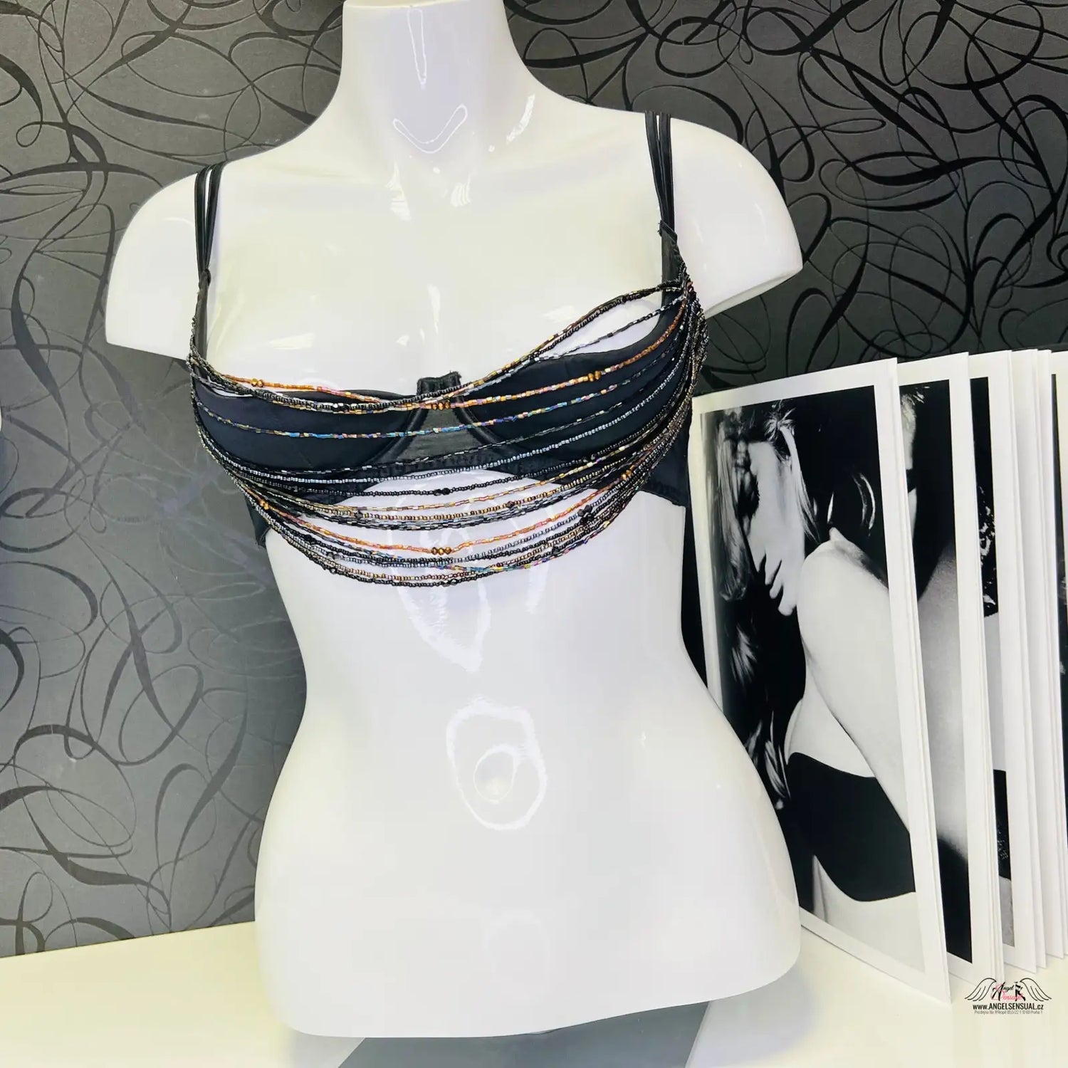Černá podprsenka Lidija s korálky a třásněmi, elegantní a pohodlný design