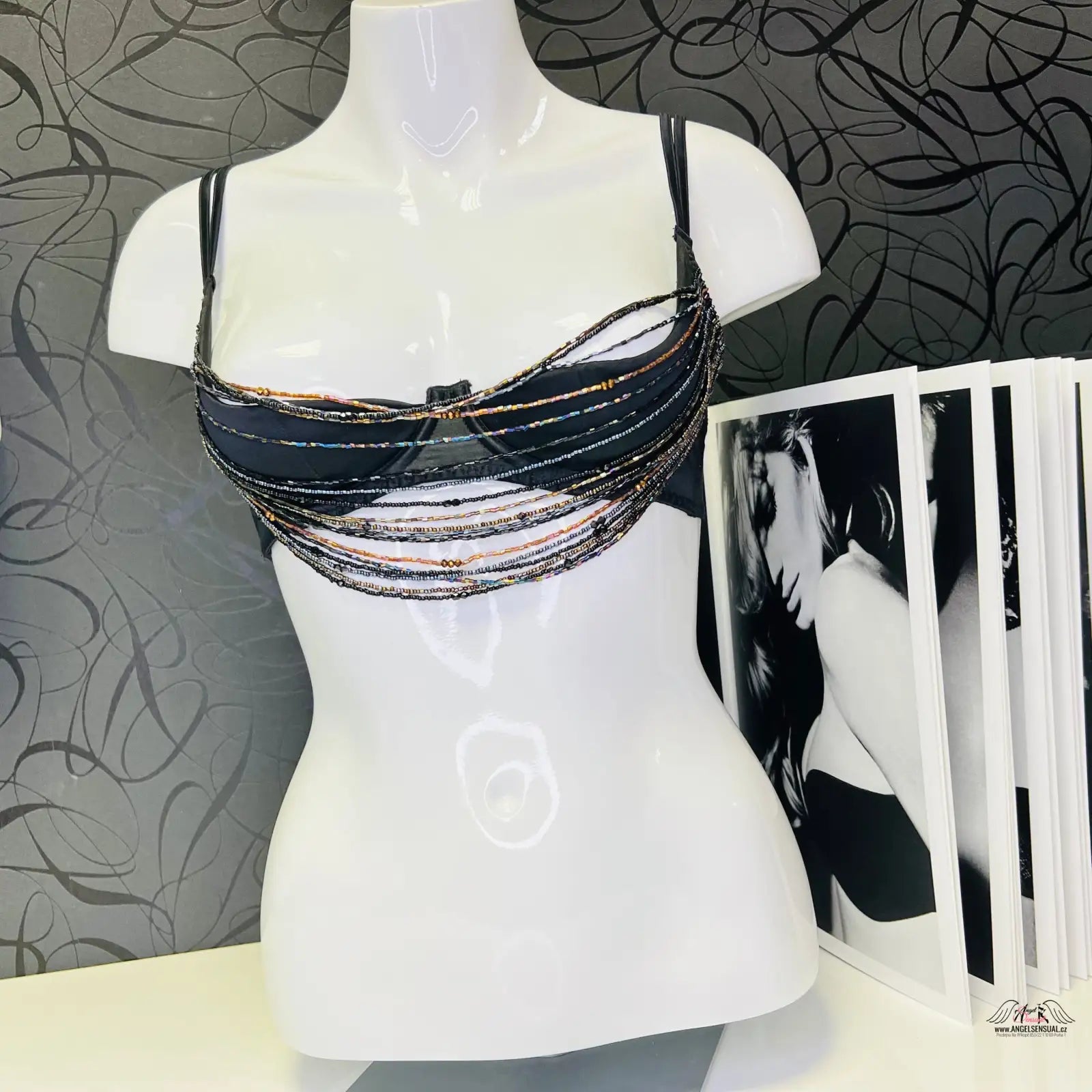 Černá podprsenka Lidija s korálky a třásněmi, elegantní a pohodlný design