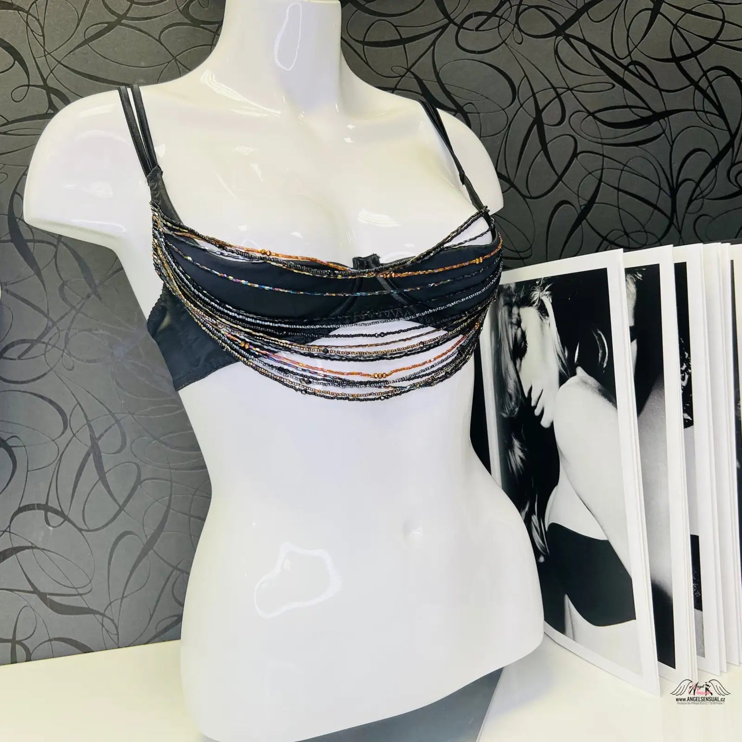 Černá podprsenka Lidija s korálky a béžovým třepením elegantního designu