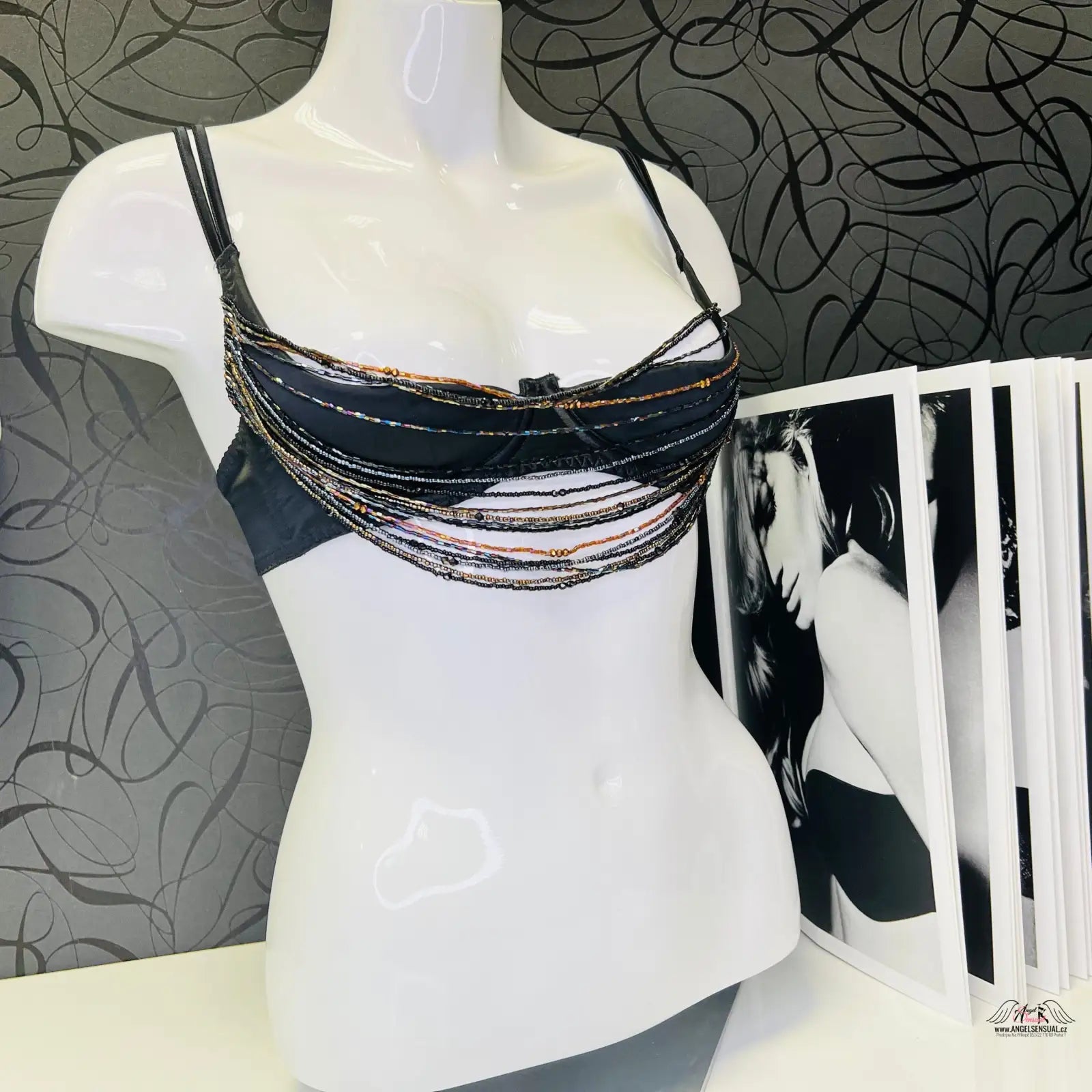 Černá podprsenka Lidija s korálky a béžovým třepením elegantního designu