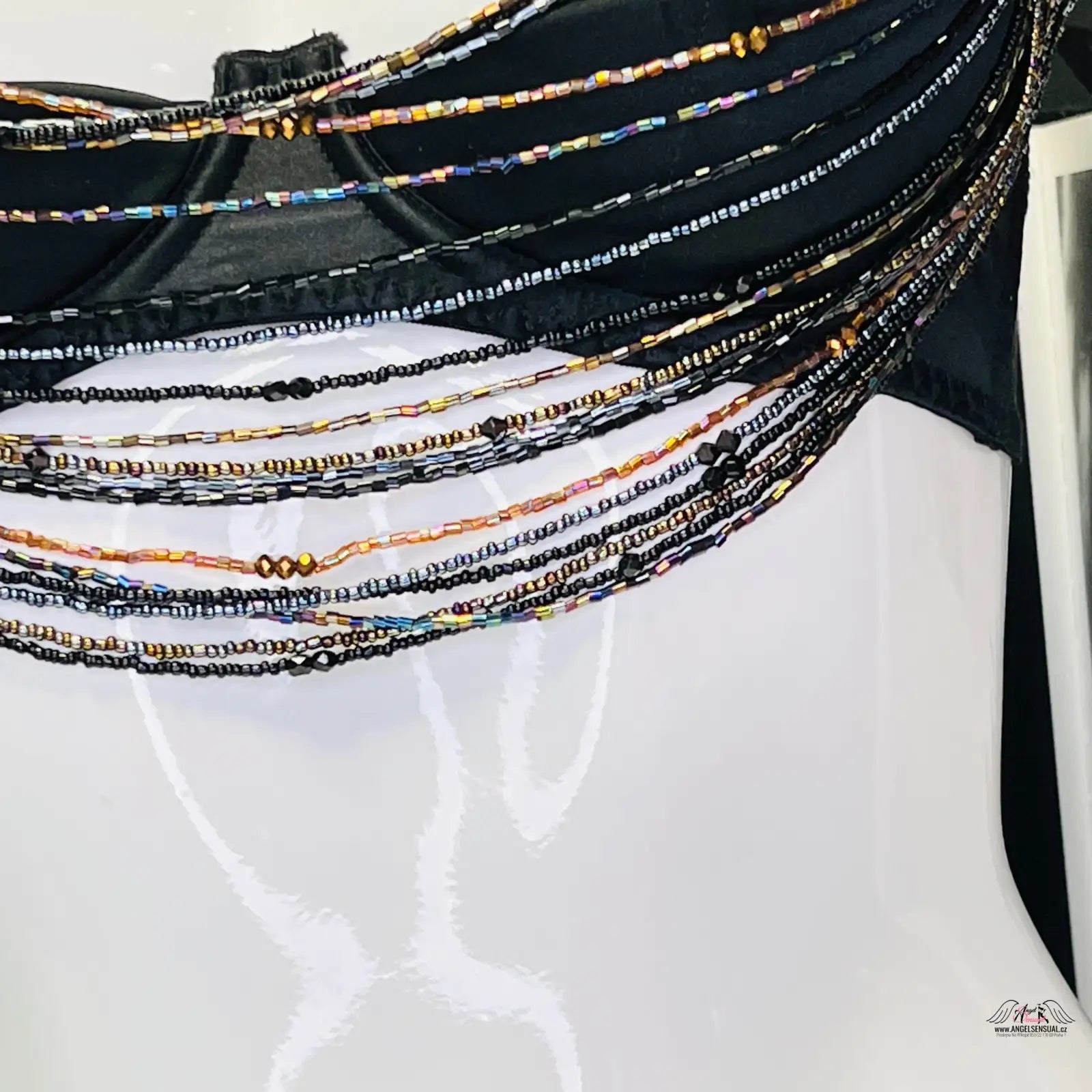 Černá podprsenka Lidija s korálky a elegantními řetízky, pohodlná a stylová