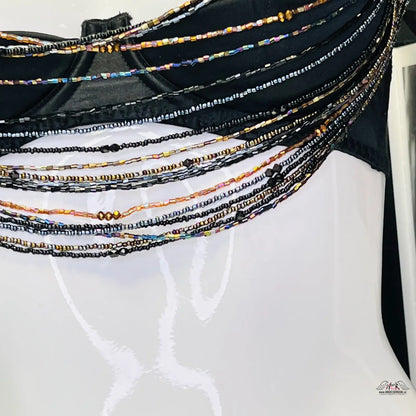 Černá podprsenka Lidija s korálky a elegantními řetízky, pohodlná a stylová