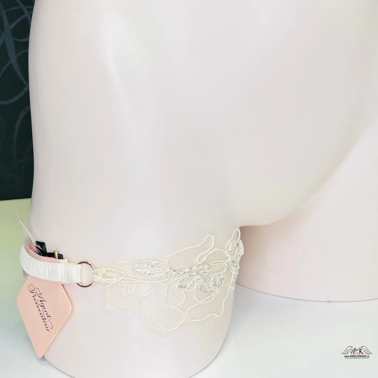 Ivory lace garter from Lindie: Něžný Svatební Podvazek s jemnou síťovinou