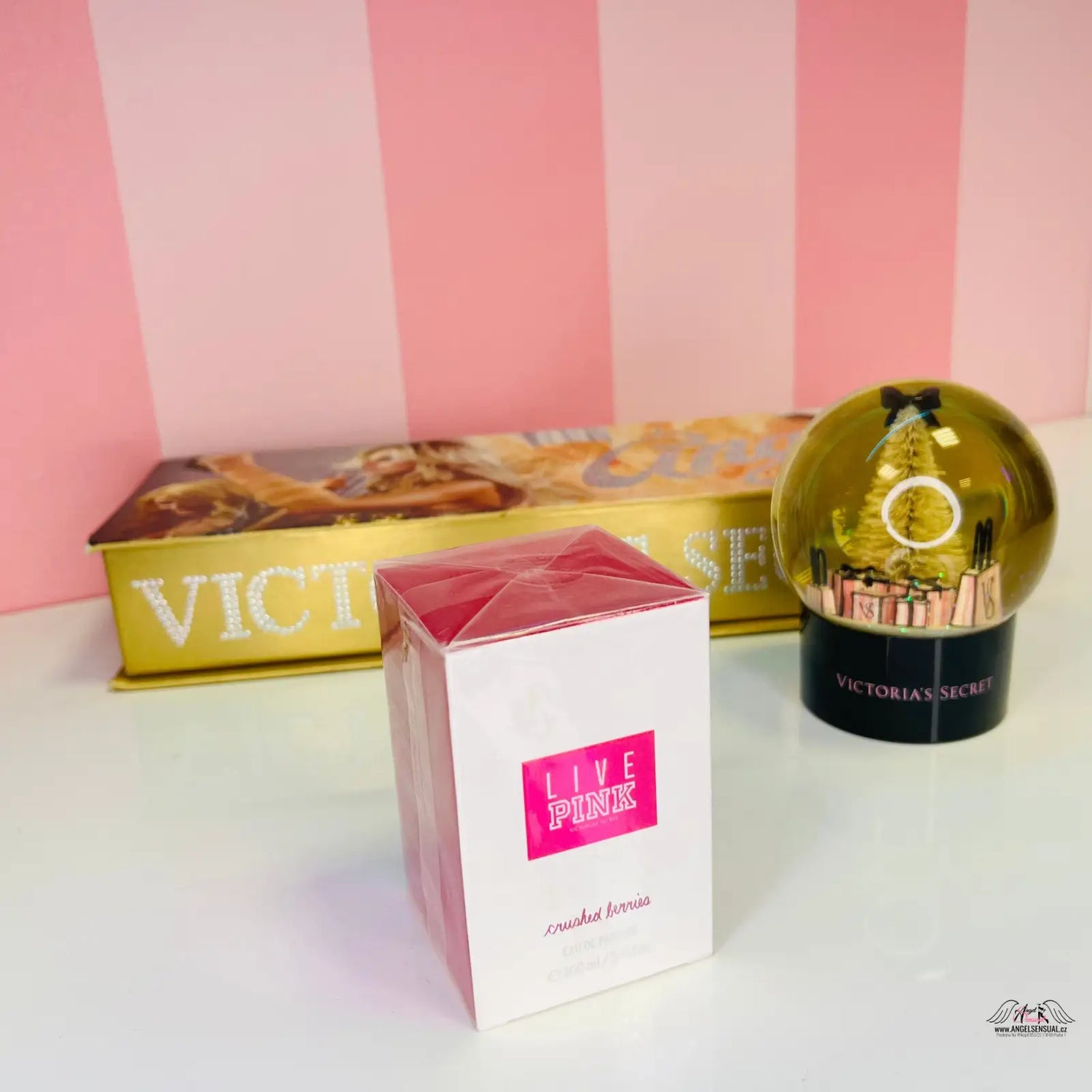Bílá krabička s růžovým vrškem a etiketou Live Pink produktu Live Pink Crushed