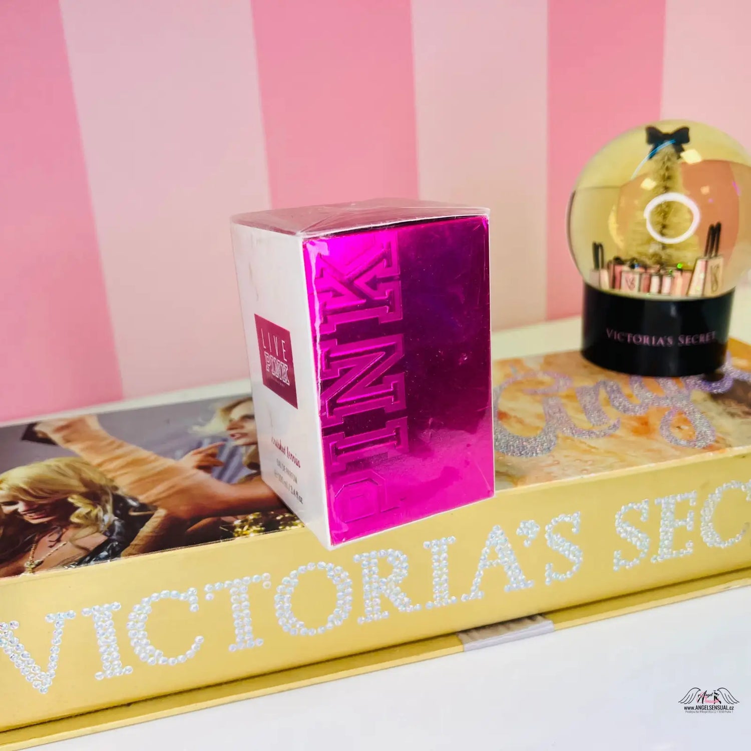 Růžová a bílá parfémová krabička Live Pink Crushed s malinami a jasmínem
