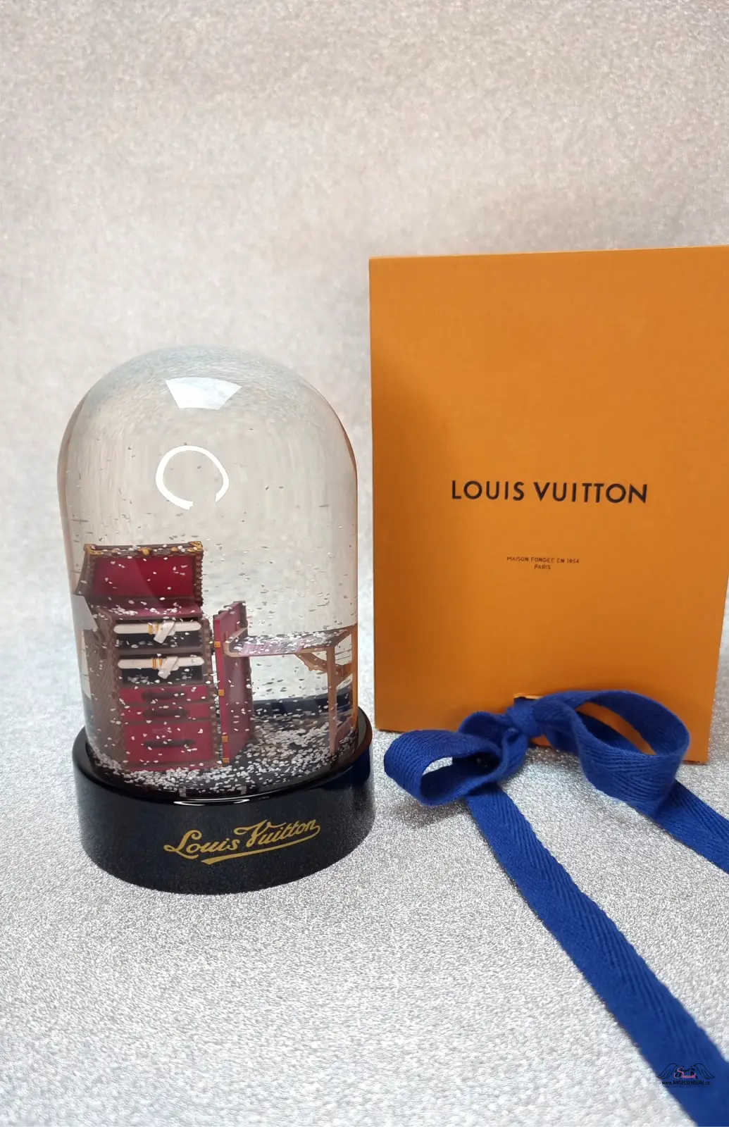 Louis Vuitton koule louis vuitton s krabicí a stuhou, limitovaná koule louis, kufrem Stokowski