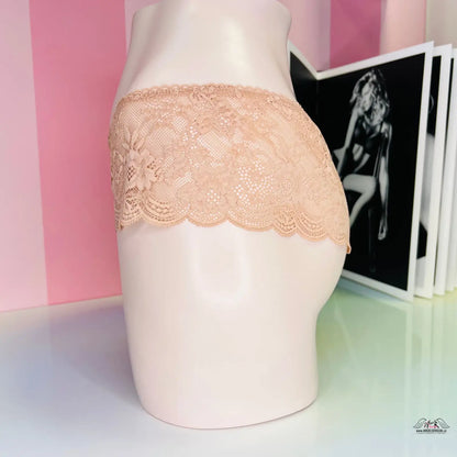 Krajkové tanga s květinovým vzorem v nude barvě od Victoria’s Secret