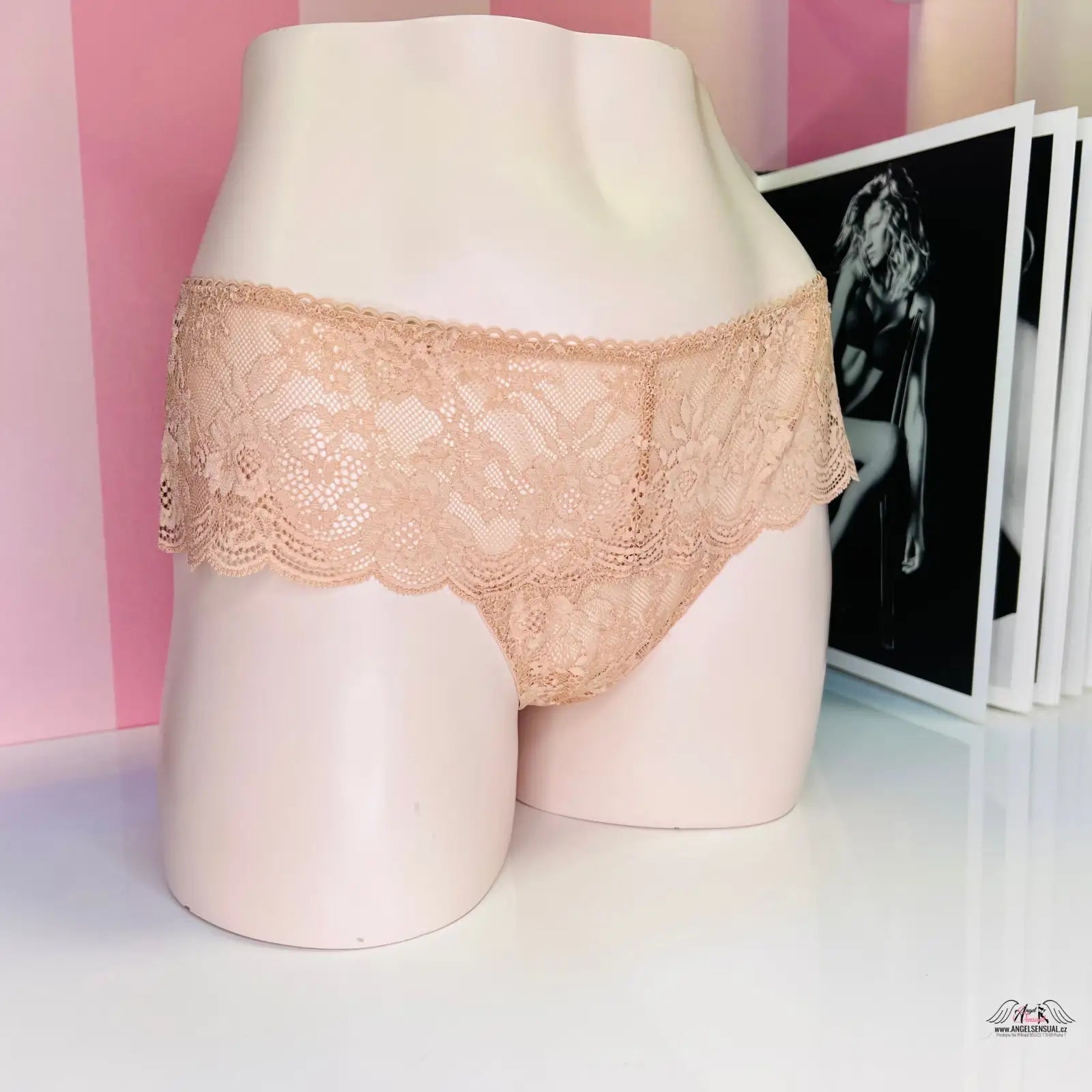 Krajkové béžové kalhotky s květinovým vzorem od Victoria’s Secret
