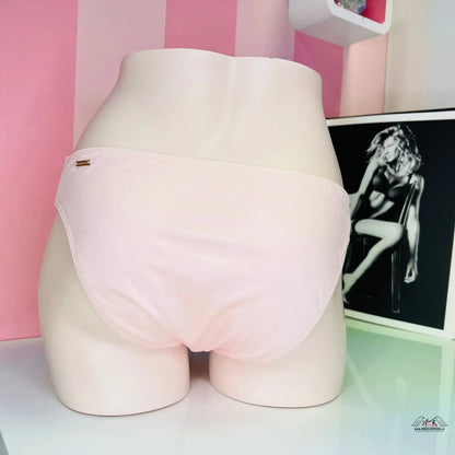 Růžové ženské spodní prádlo z kolekce Luxus a elegance od Victoria’s Secret