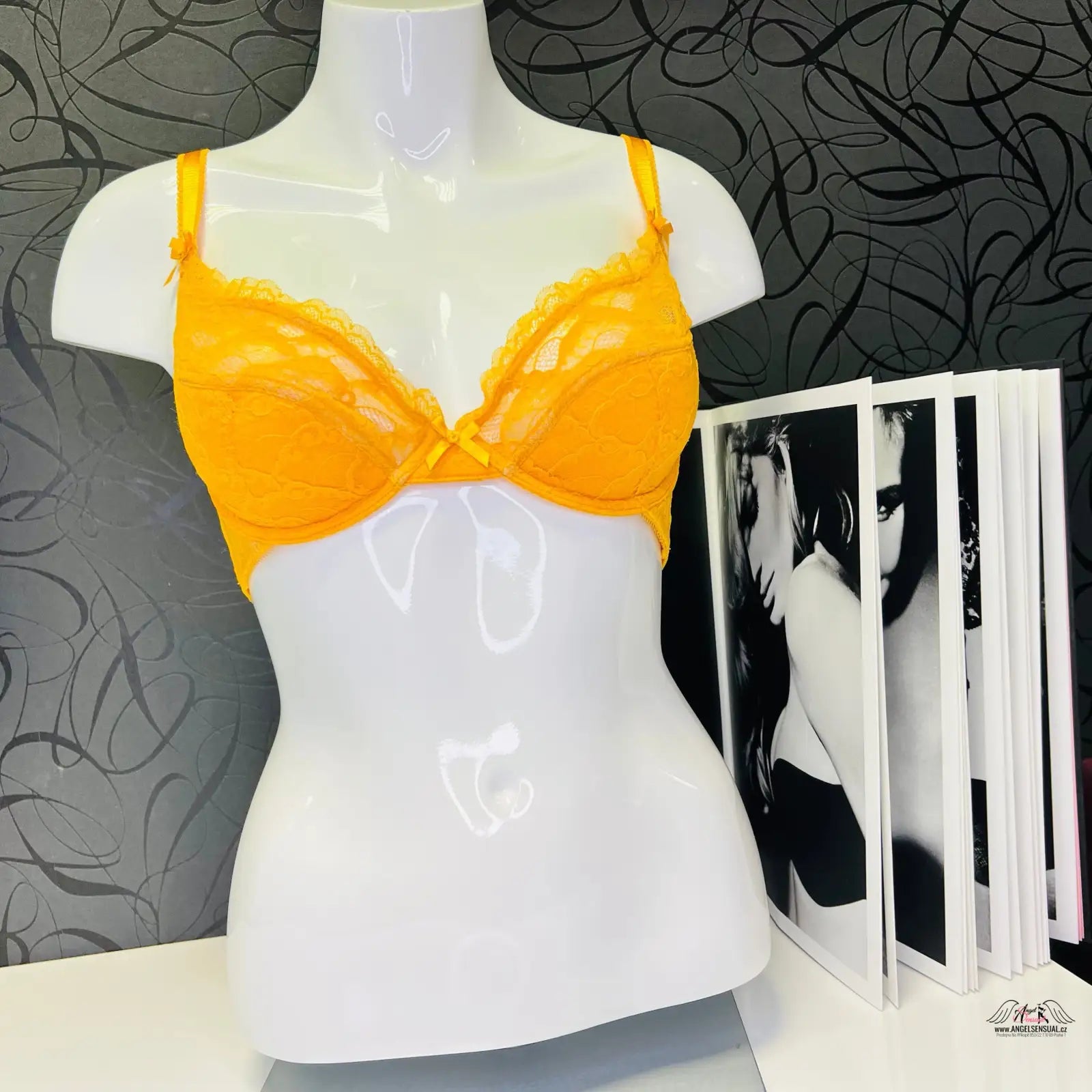 Oranžová krajková podprsenka na manekýně z Agent Provocateur Luxus a Komfort Anna