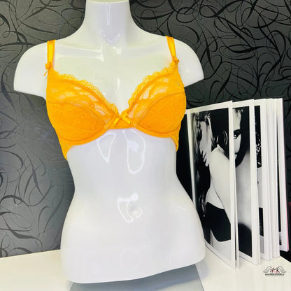 Oranžová krajková podprsenka na manekýně z Agent Provocateur Luxus a Komfort Anna