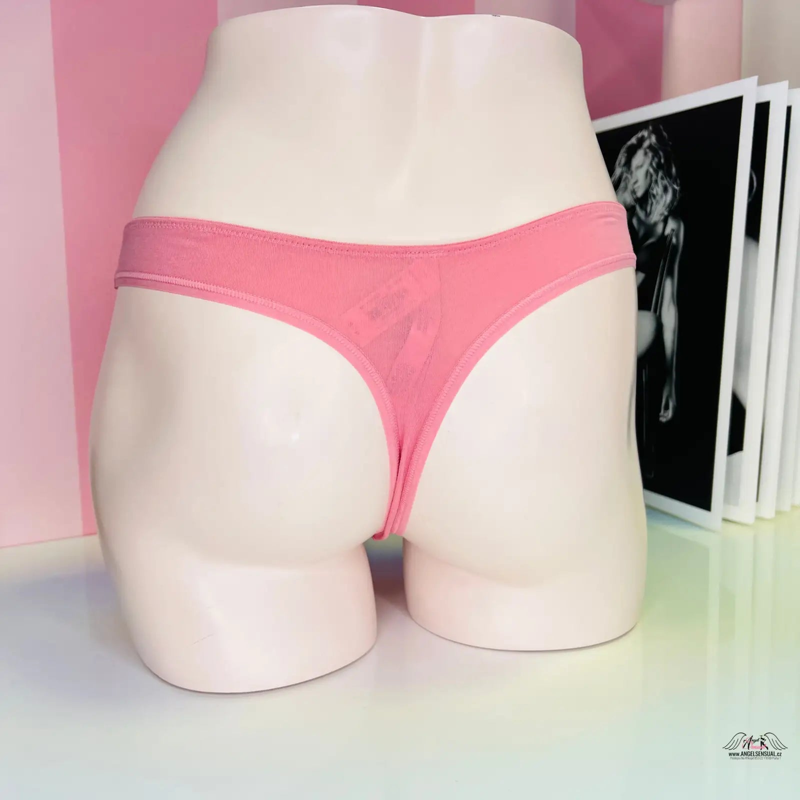 Růžové tanga na manekýně z kolekce Luxus a Komfort s Tanga od Tanga