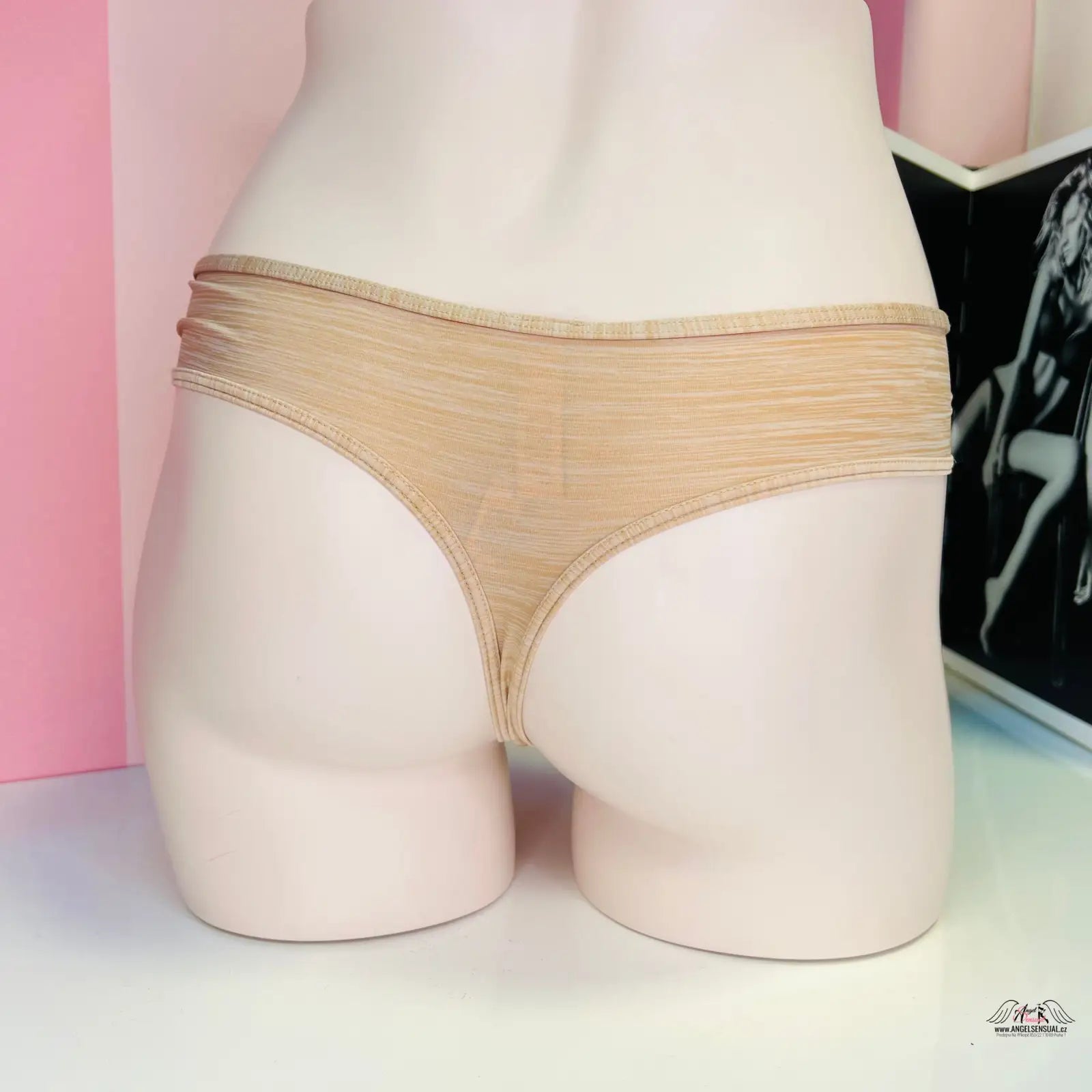 Bežové tangá od Victoria’s Secret kombinující luxus a pohodlí