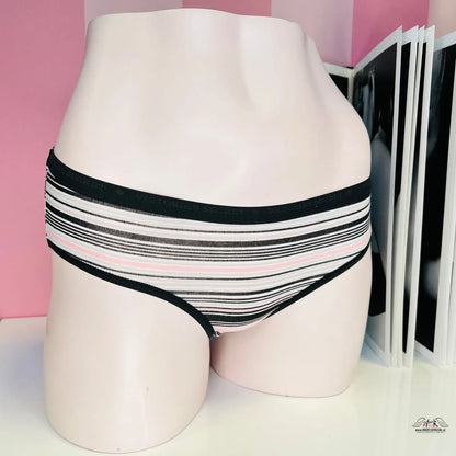Pruhované bikinové kalhotky na manekýnku pro pohodlí každý den