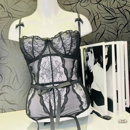 Černobílá podprsenka s černou krajkou v Luxusní basque Love od Agent Provocateur