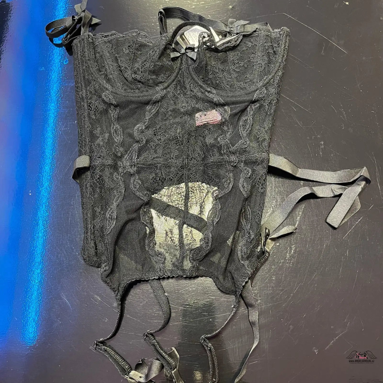 Černá taška se skull motivem na stole vedle Luxusní basque Love od Agent Provocateur