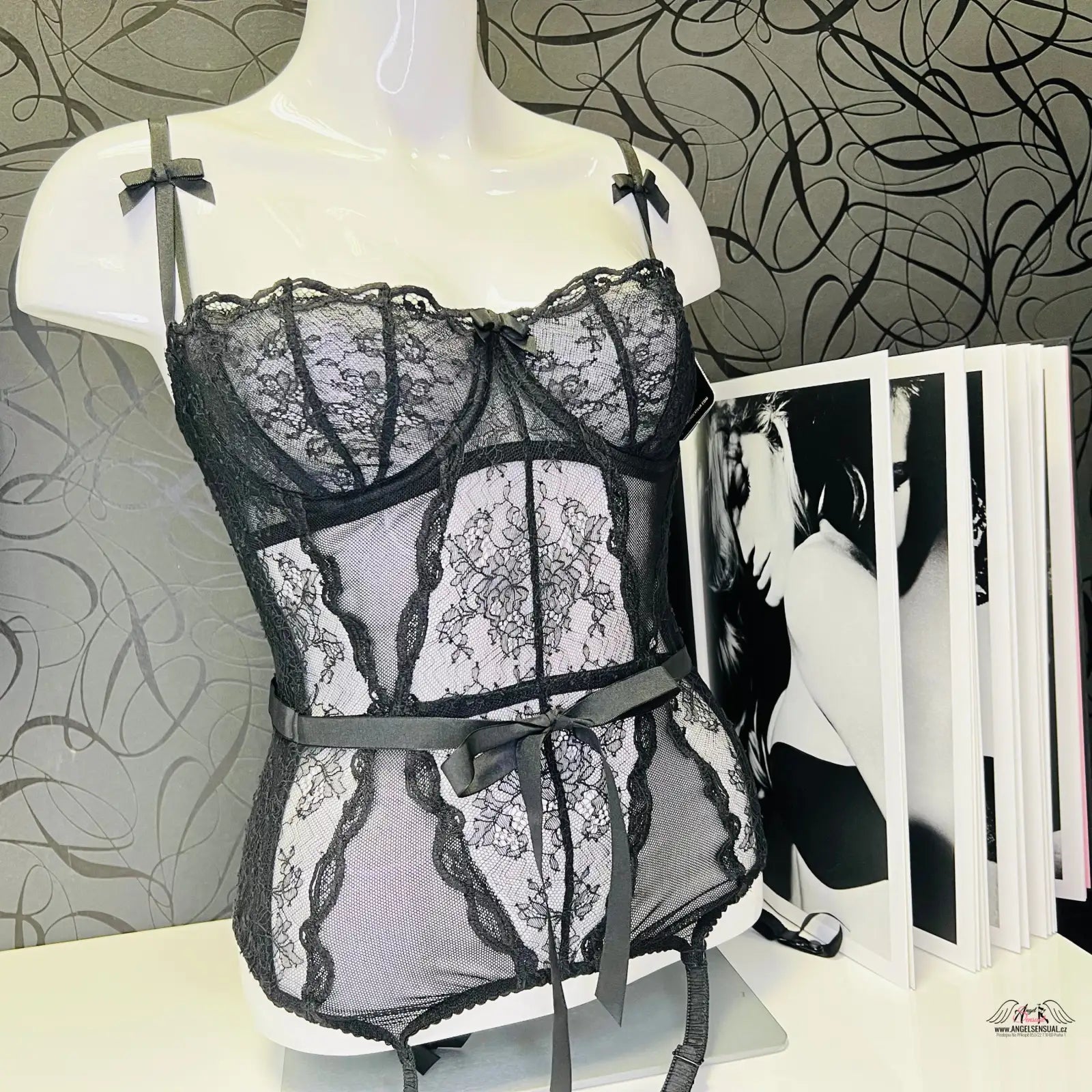 Manekýn s černo-bílou krajkovou podprsenkou Luxusní basque Love od Agent Provocateur