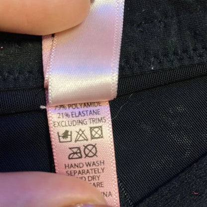 Růžová stužka s bílým a černým štítkem produktu Luxusní basque Love od Agent Provocateur