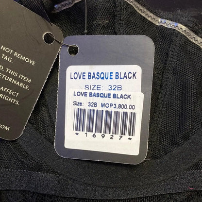 Label na černém tričku Luxusní basque Love od Agent Provocateur s elegantním designem