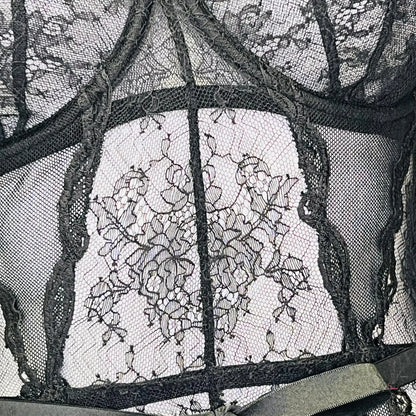 Detailní pohled na bralet ženy s nůžkami v produktu Luxusní basque Love od Agent Provocateur