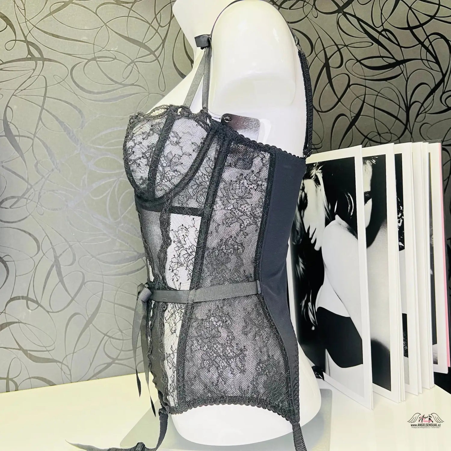 Mannequin s černým krajkovým topem v Luxusní basque Love od Agent Provocateur