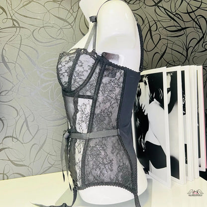 Mannequin s černým krajkovým topem v Luxusní basque Love od Agent Provocateur